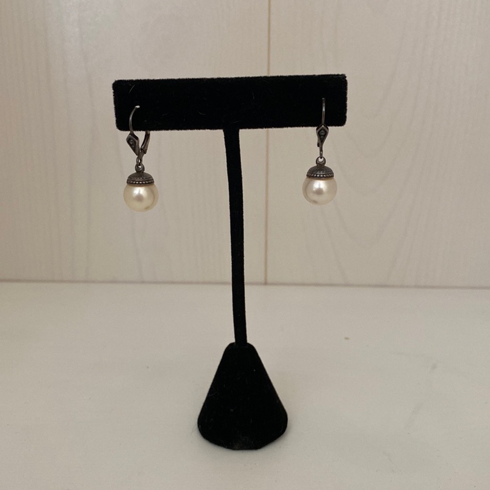 Vintage leverback dangle earrings with approximately 1 m pearls.